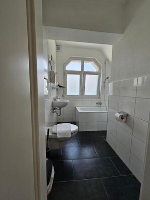 Secador de pelo, toallas, jabón, shampoo