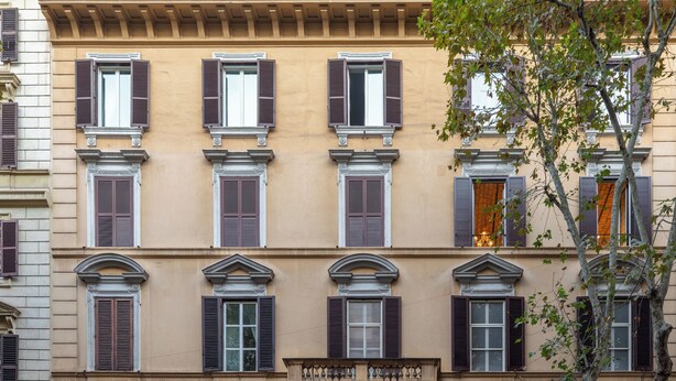 A multi-story building with evenly spaced windows and shutters, featuring a balcony with a balustrade. - Romantic Stay near Santa Maria
Maggiore - Authentic Roman Charm &
Colosseum Walk (Roma)