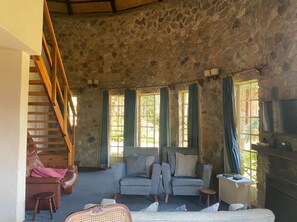 TV - Beautiful round shaped cottage - 2094 (Nyanga)