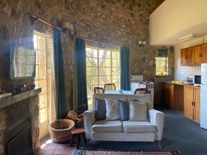 TV - Beautiful round shaped cottage - 2094 (Nyanga)