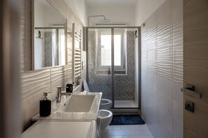 Dusche, Haartrockner, Bidet, Handtücher