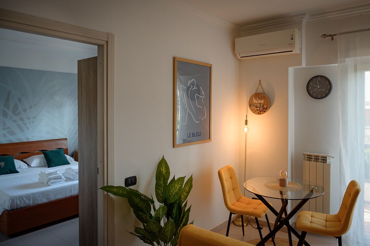 Tabla de planchar con plancha, wifi gratis y ropa de cama 