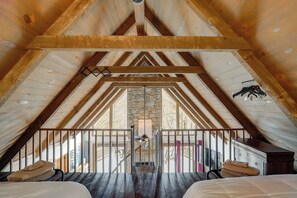 2 bedrooms, iron/ironing board, travel cot, Internet - Walk to Slopes: Mars Hill Resort-Style Mtn Chalet (Mars Hill)