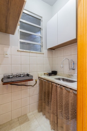 Kühlschrank, Mikrowelle, Wasserkocher mit Kaffee-/Teezubehör