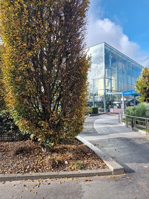 المنطقة المحيطة بالمنشأة