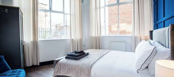 The Waldorf King and Twin 2 Bed Apartment by The Hive WA1