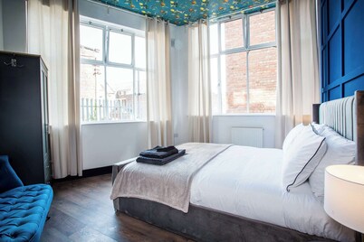 The Waldorf King and Twin 2 Bed Apartment by The Hive WA1