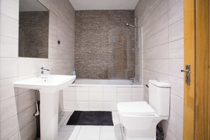 Dusj, hårføner og håndklær