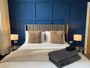 2 bedrooms, iron/ironing board, WiFi, bed sheets - The Waldorf King and Twin 2 Bed Apartment by The Hive WA1 (Warrington)