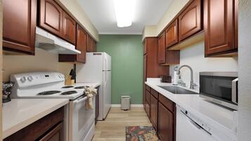 Microondas, horno, parrilla de estufa y lavavajillas