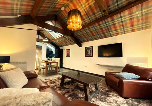 The Balmoral Lodge Warm and Cozy King Bed Apt