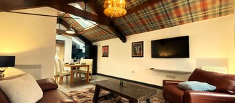 The Balmoral Lodge Warm and Cozy King Bed Apt