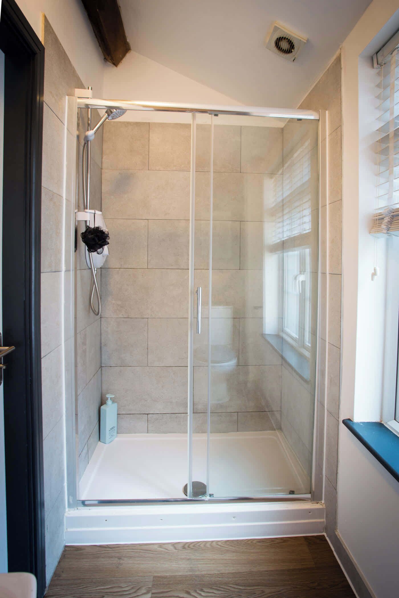 Dusj, hårføner og håndklær