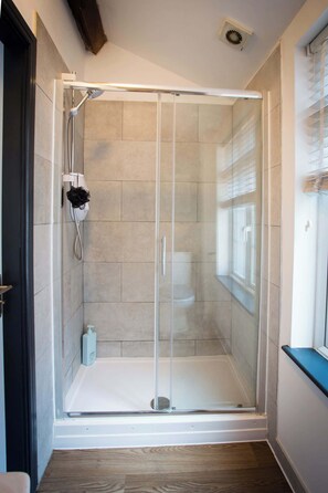 Dusj, hårføner og håndklær