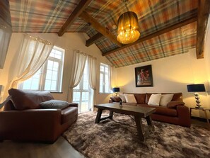 Televisie, een stereo en een kantoor