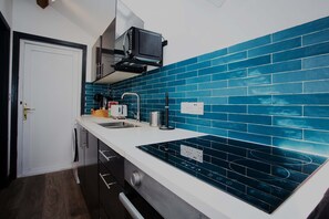 Kjøleskap, mikrobølgeovn, ovn og kokeplater