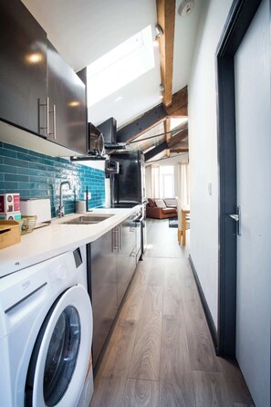 ثلاجة، ميكروويف، فرن، غسالة أطباق