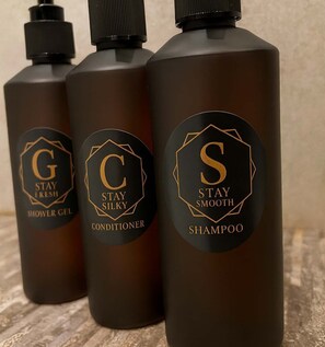 Douche, sèche-cheveux, serviettes fournies