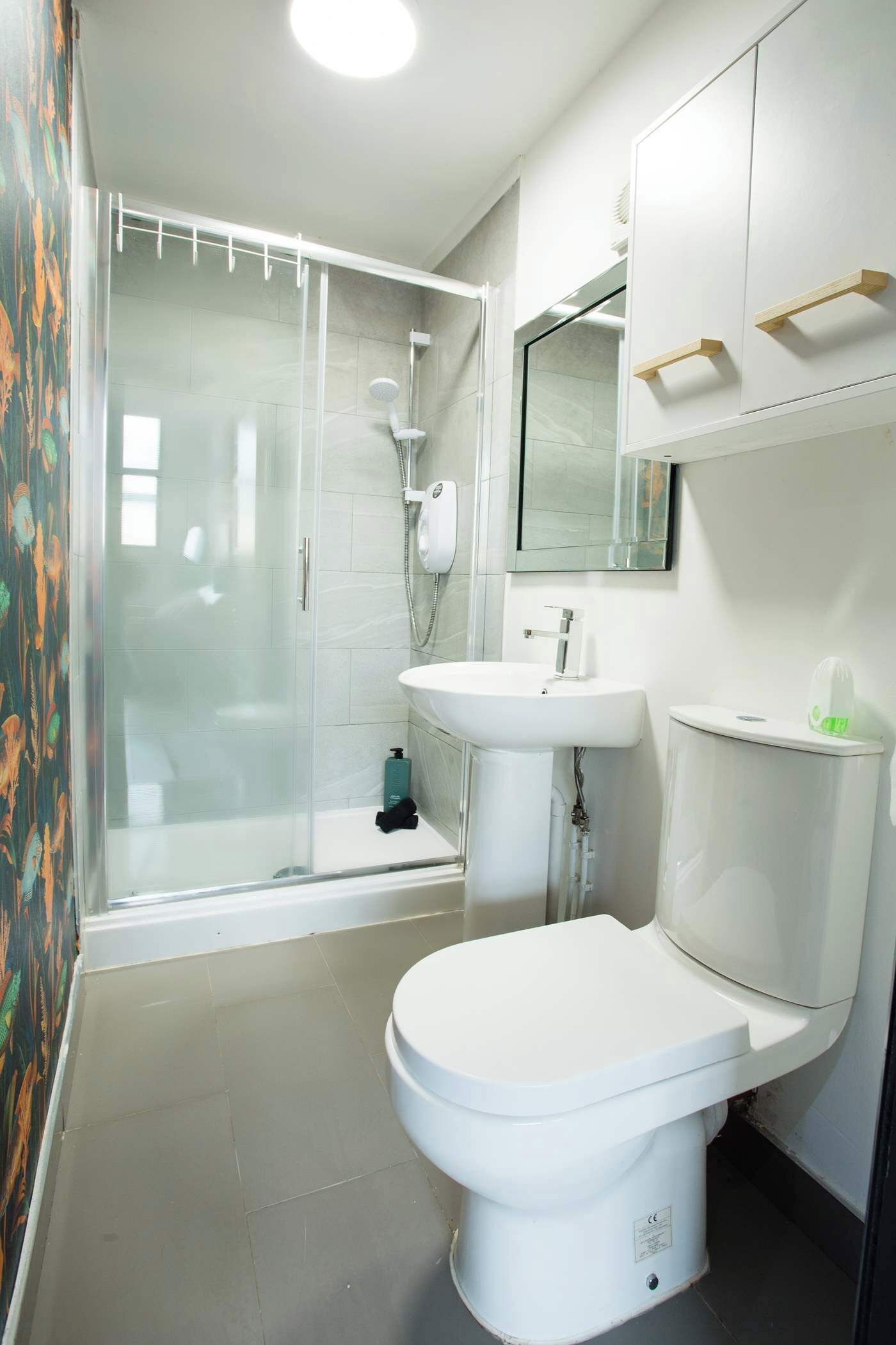 Dusj, hårføner og håndklær