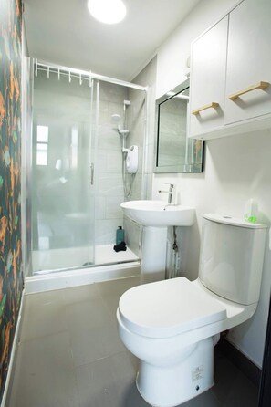 Dusj, hårføner og håndklær