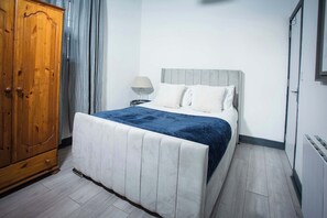 1 bedroom, desk, iron/ironing board, WiFi