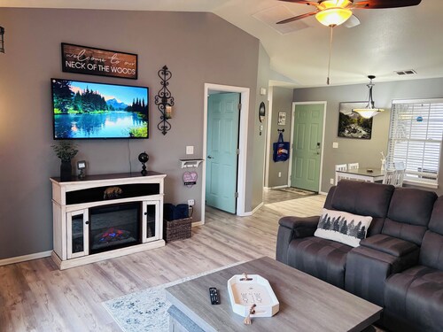 CO Beehive with 2 new king beds! Reclining sectional couch with fireplace!