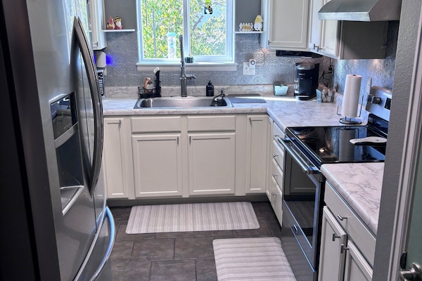 Kjøleskap, mikrobølgeovn, ovn og kokeplater