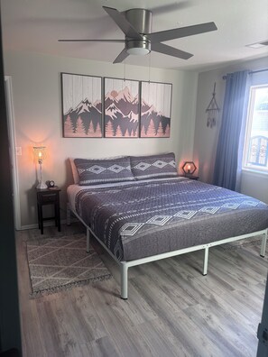 2 bedrooms, iron/ironing board, free WiFi, bed sheets - CO Beehive with 2 new king beds! Reclining sectional couch with fireplace! (Montrose)