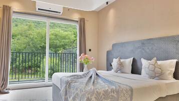 Tabla de planchar con plancha, wifi y ropa de cama