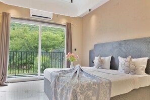 Tabla de planchar con plancha, wifi y ropa de cama 