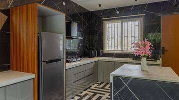 Microondas, horno, placa de cocina, lavavajillas