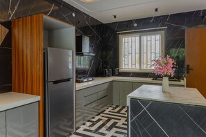 Microondas, horno, placa de cocina, lavavajillas