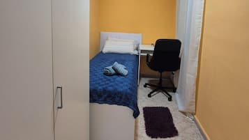 Tabla de planchar con plancha, wifi, ropa de cama