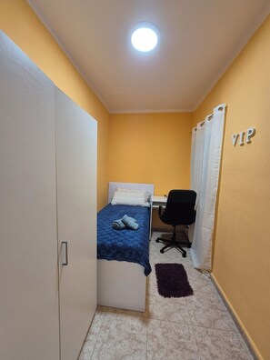 Planxa i posts de planxar, wifi i roba de llit 