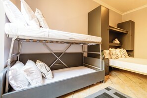 Habitación superior, vista al patio | Escritorio, espacio para trabajar con laptop y insonorización 