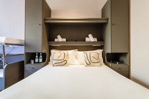 Habitación superior, vista al patio | Escritorio, espacio para trabajar con laptop y insonorización 