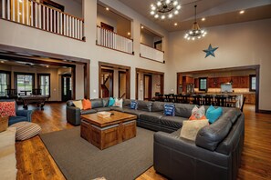 Älytelevisio, takka, pöytätennispöytä, kirjoja