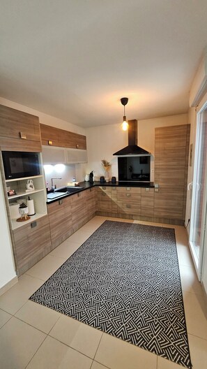 Réfrigérateur, micro-ondes, plaque de cuisson, lave-vaisselle