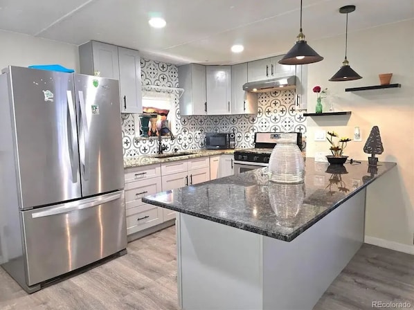 Private kitchen - Lookout Mountain in your view and Clear Creek 5 minutes. (Golden)