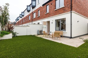 Outdoor dining - New 2-Bed Home w/ Garden Steps from Google Dublin HQ & Train Station (Dublin)