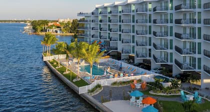 Soothing hotel suites with AC in Treasure Island