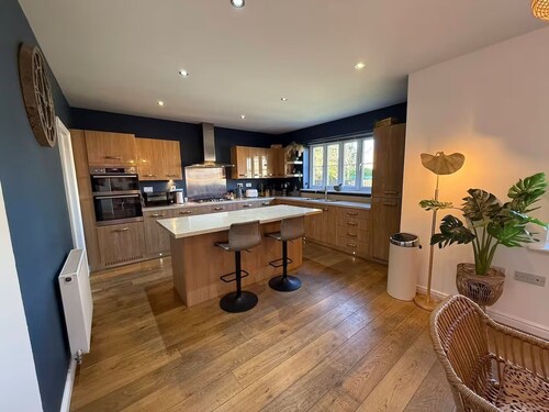 West Lodge, 5 Bedroom House, Dog Friendly, EV Charger + Great Location.