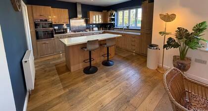 West Lodge, 5 Bedroom House, Dog Friendly, EV Charger + Great Location.