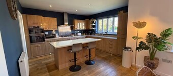 West Lodge, 5 Bedroom House, Dog Friendly, EV Charger + Great Location.