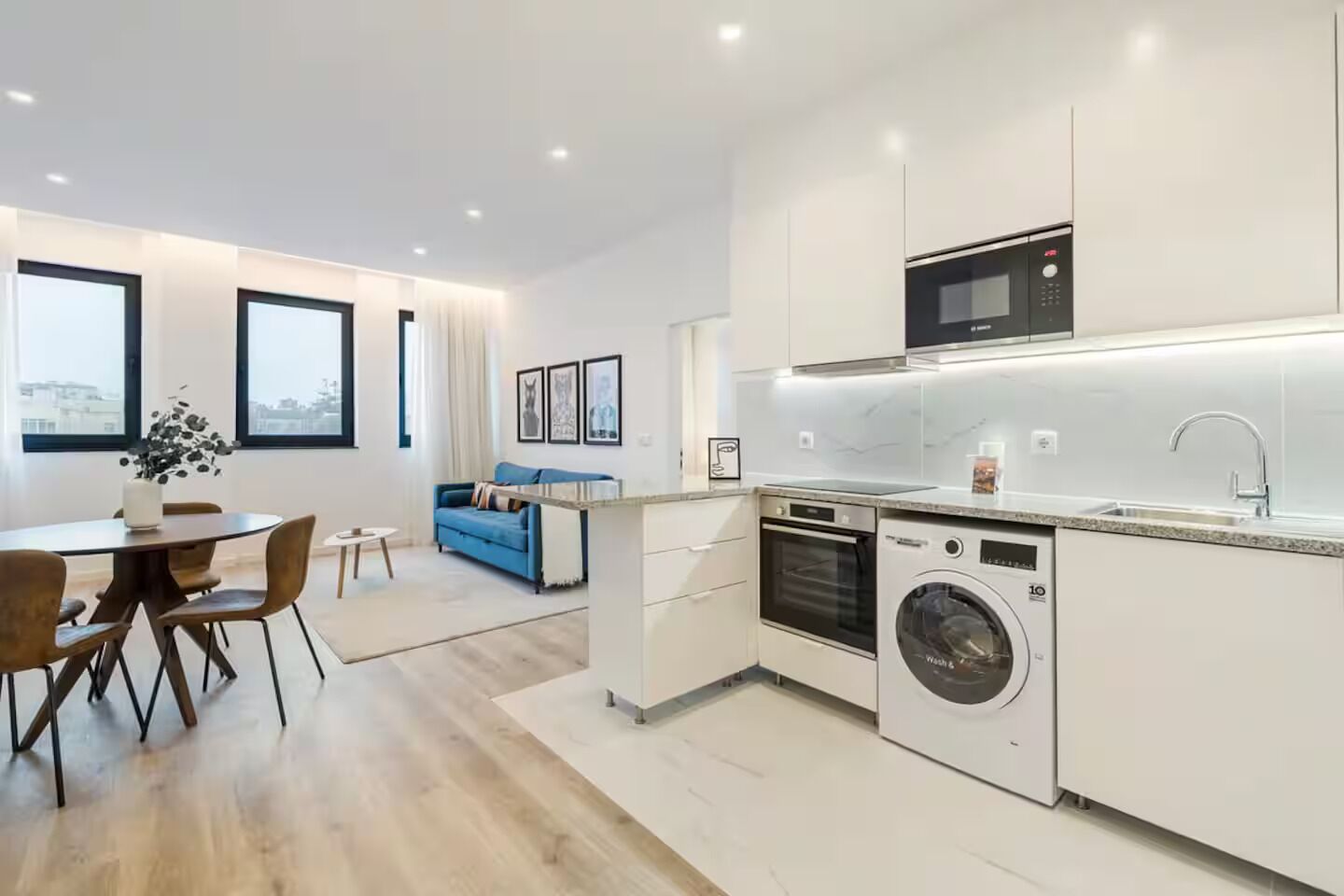 Kjøleskap, mikrobølgeovn, ovn og kokeplater