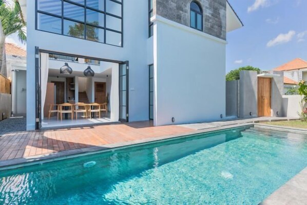 المنشأة من الخارج