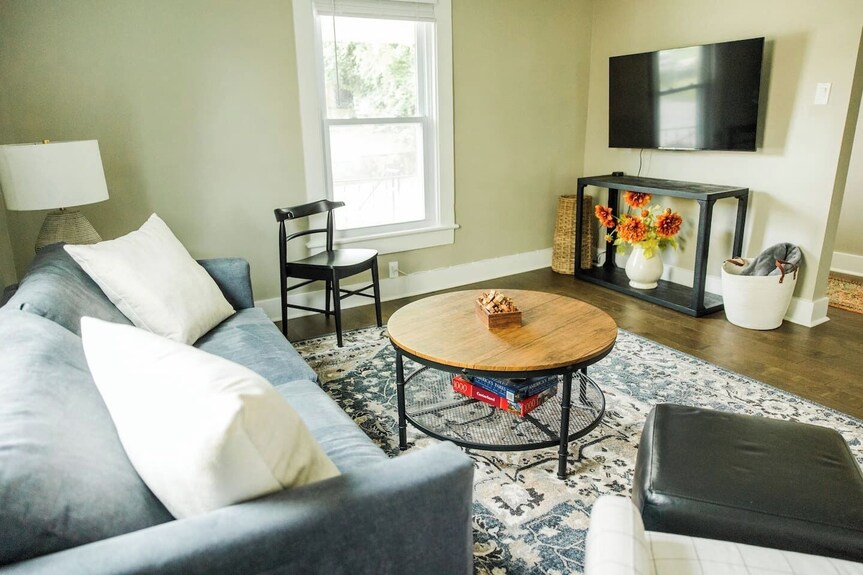 Spacious 2b/1bath Home W Private Deck - Downtown! - Danville