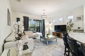 Living area - Disney House-Pool & Hot Tub,Free Waterpark (Davenport)