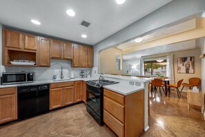 Coffee/tea maker, fridge, microwave, oven - Central / Fire Pit / Fenced Backyard / 4 BR 2 BA (Tucson)