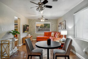 TV - Central / Fire Pit / Fenced Backyard / 4 BR 2 BA (Tucson)
